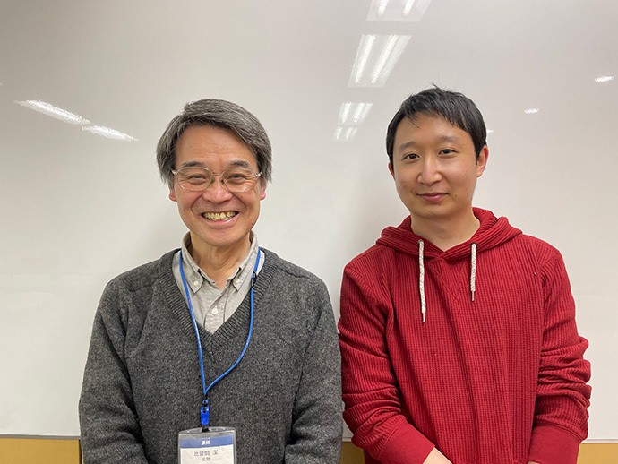 予備校講師と斎藤嵩さん(右)