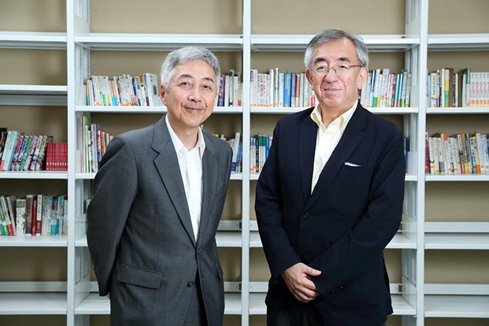 日本文学を専門とする母利司朗教授(右)と農学者の佐藤洋一郎特別専任教授(左)。佐藤特別専任教授は「和食を通してしか学べないこと、和食だからこそ学べることを提供したい」と話す(撮影/朝日新聞出版写真部・加藤夏子)