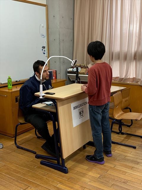 ネイティブスピーカーのALTによるロールプレイングの様子