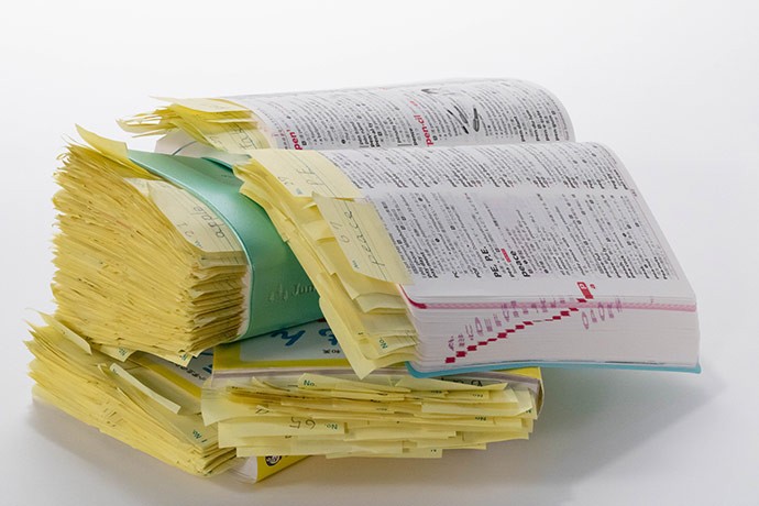 付箋を貼った英和辞書(小学館提供)