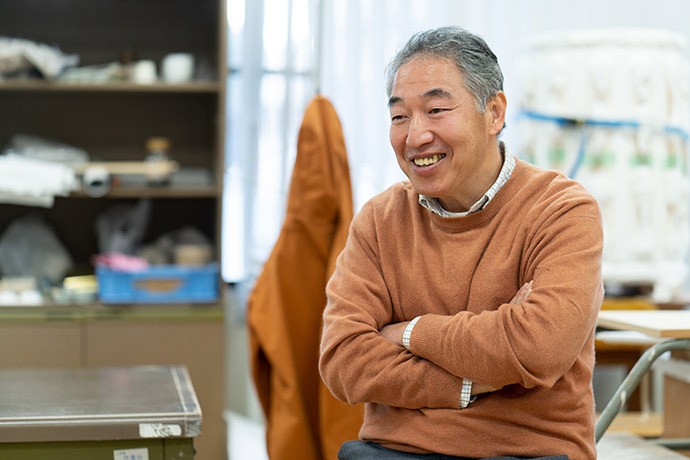 芸術地域デザイン学部の田中右紀教授。「キャンパスのロビーを展示スペースにして、地域との交流や学生の発表の場として活用する計画も進めています」