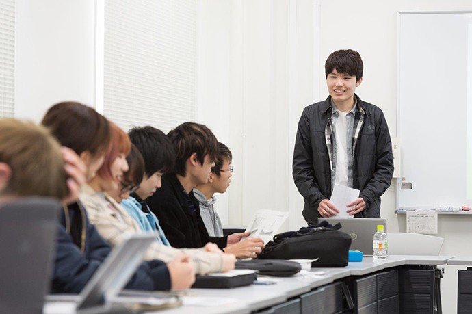 1年生のデータサイエンス入門演習。4~5人のグループでデータ分析に取り組む。「データ分析を通じてコミュニケーション能力も鍛えます」(竹村学部長)
