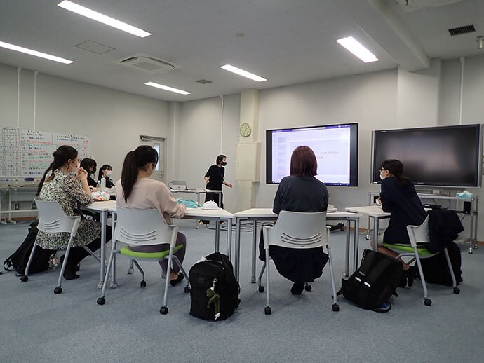 「芸術 Theatre(SL)」では表現するだけでなく演劇理論も英語で学ぶ