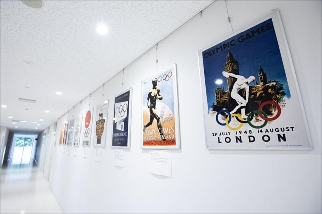 横浜・健志台キャンパスのスポーツマネジメント学部には、歴代五輪大会のポスターが展示してある(撮影/大野洋介)