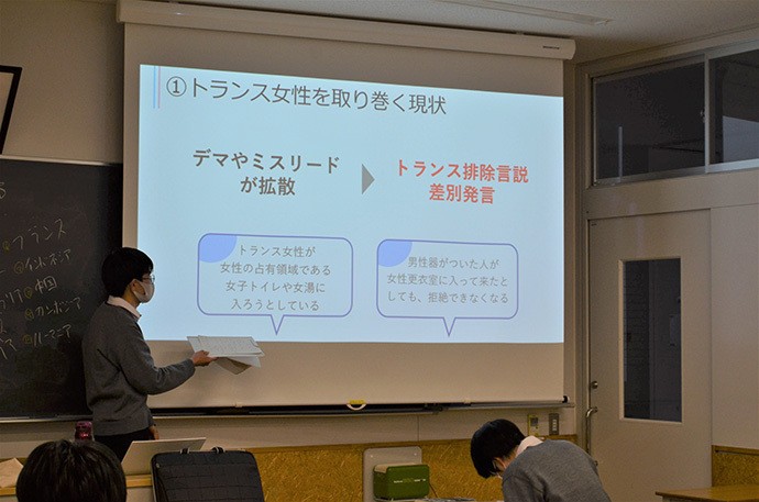 部員たちは自分で作ったスライドをもとに発表する=2021年3月8日、本郷中学・高校