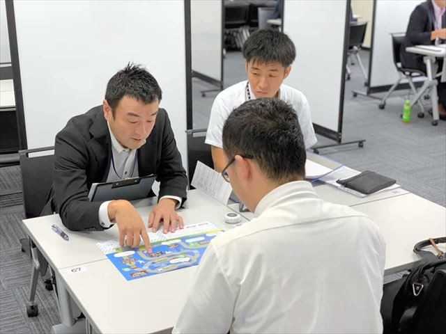 九州産業大のAO入試「育成型入試」では、大学のアドミッションオフィサーが出願前に高校生と面談する=2019年、同大提供