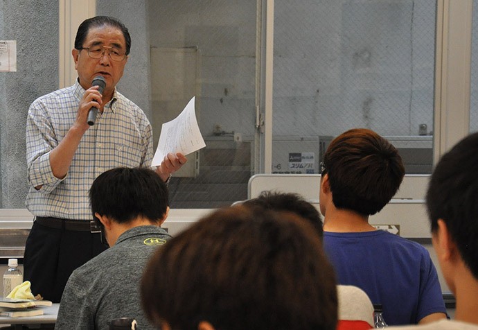 東京都内の私立男子高で講演する村瀬幸浩さん=2018年、東京都港区、塩入彩撮影