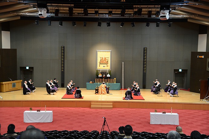 昨年12月21日に執り行われた「教職員ならびに先輩物故者追悼法会(ほうえ)」。亡くなった教職員や先輩を供養するとともに、学内安穏と在学生の学業成就が祈念された。学生たちも動きを合わせて経を読み歩く「行道(ぎょうどう)」に参加
