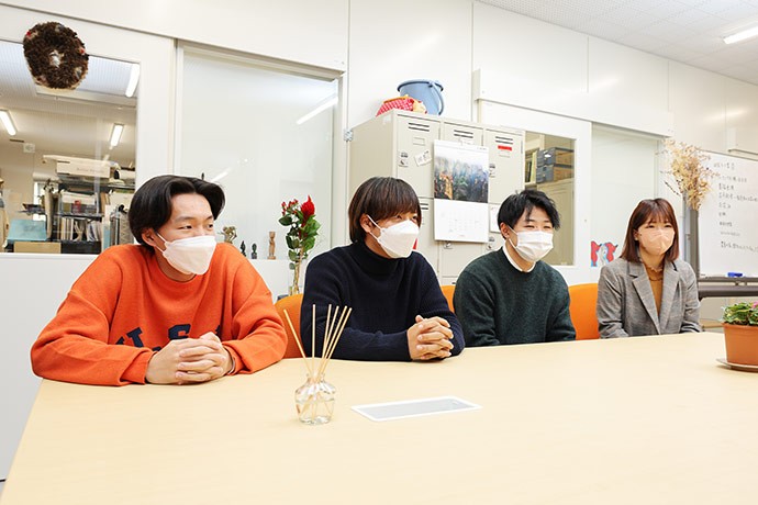 写真左から吉野ゼミ生の黒田笙矢さん、山口翔さん、成島立紀さん、中村彩乃さん(写真/朝日新聞出版・加藤夏子)