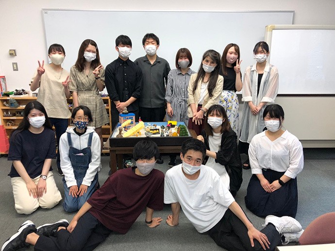 本田恵子教授(後列右から3人目)とゼミ生たち(写真/本田教授提供)