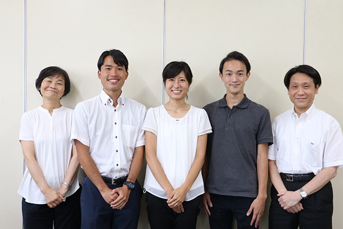 左から、「アントレプレナーシップ」を担当する稲垣教諭、原教諭、石見教諭、中島教諭、勝股校長=2022年7月、横浜市青葉区