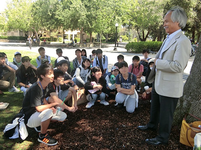 海外研修で米スタンフォード大学を訪問し、同大学教授の話を聞く高校生たち=タクトピア提供