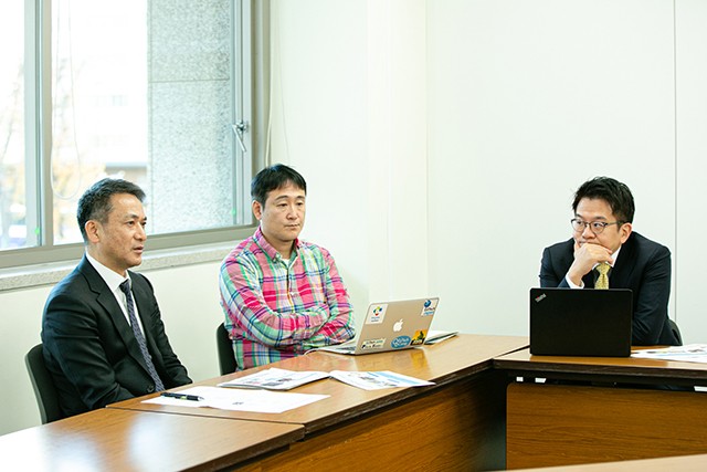 左から)工藤勇一さん、佐藤昌宏さん、浅野大介さん