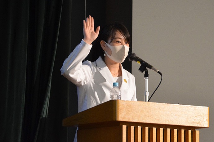特別授業で子どもたちに眠りについて教える西川のスリープマスター富下瞳さん