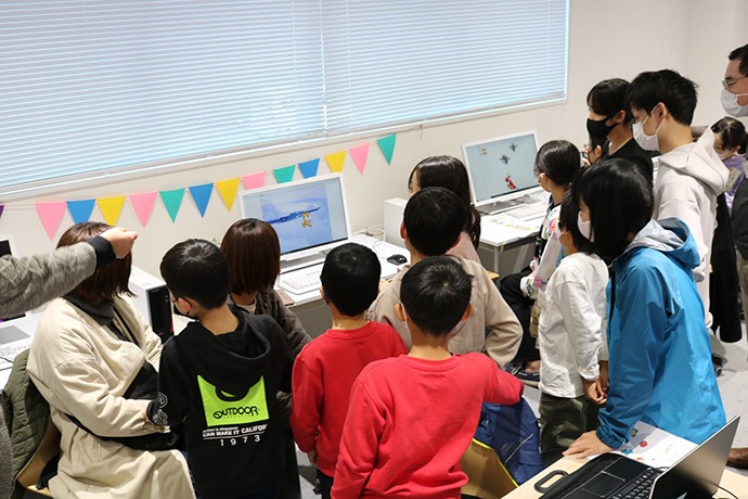 「CoderDojo Nagato」の活動は「長門市しごとセンター」で開催。ロボットを動かすためにプログラミングを設定している子どもたち=NPO法人つなぐ提供