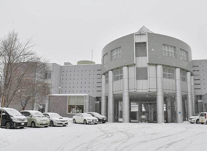 雪の北海道札幌南高校=2021年2月16日、柿崎明子撮影