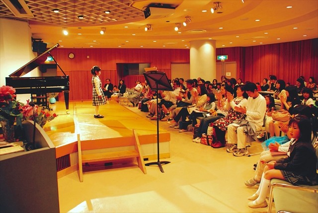 ピアノの発表会の舞台に立つ子ども=大内孝夫さん提供