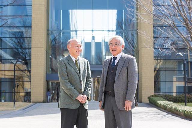 鈴木眞理学部長(左)とNPO法人ドリームプレイウッズ理事長の澁谷敏夫さん(撮影/小黒冴夏)