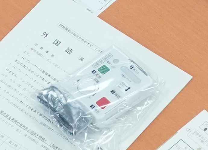 英語(リスニング)の試験で受験生に配布された機器=2021年1月16日、東京都文京区の東京大、鬼室黎撮影