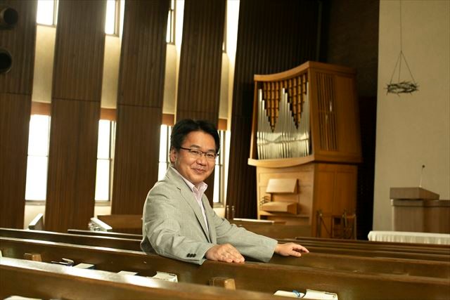 「宗教だけでなく、世界の文化などにも関心が高い学生が多いです」と神学部長の小原克博教授は話す