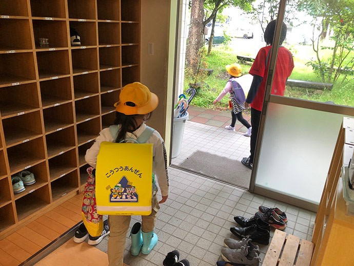 登校時間になり、学童の建物を出る子どもたち=2022年6月15日、神奈川県大磯町の国府学童保育所