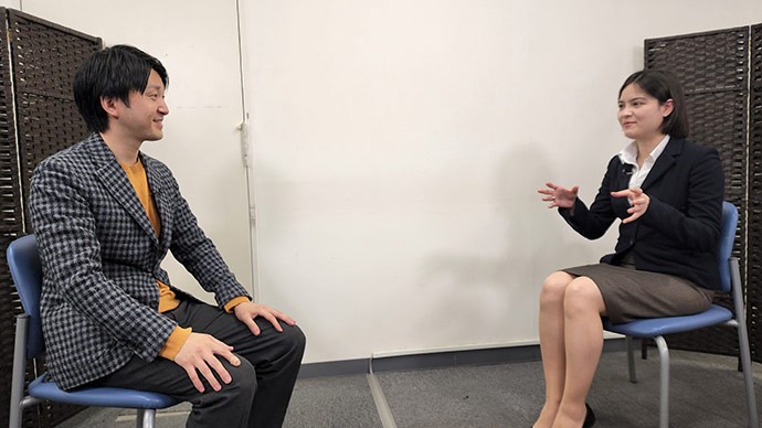 吉富愛望アビガイルさん(右)に勉強法を聞く清水章弘さん(左)=東京都港区
