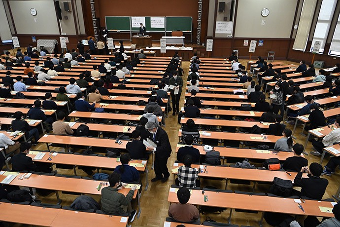 最初の試験科目の問題冊子が配られた、大学入学共通テストの会場=2022年1月15日、東京都文京区、福留庸友撮影