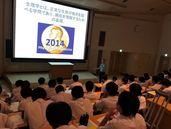 基礎医学講座は医学部進学を目指す生徒が受講する。大阪医科薬科大学の教授らの話を聞き、医師になるとはどういうことかを知る=高槻高校提供