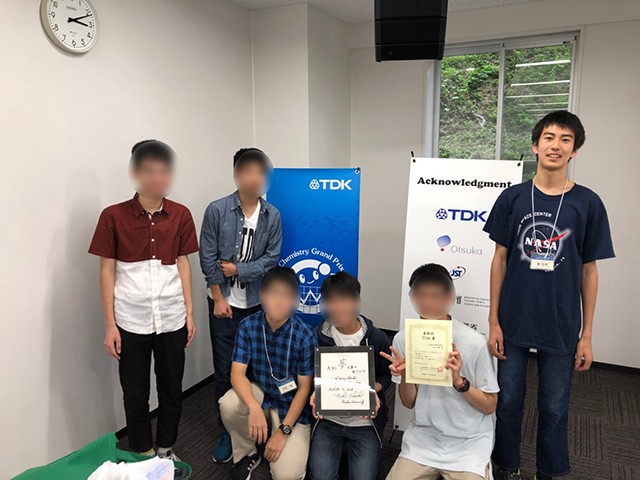 高3の夏には化学グランプリで金賞を受賞した(右端)