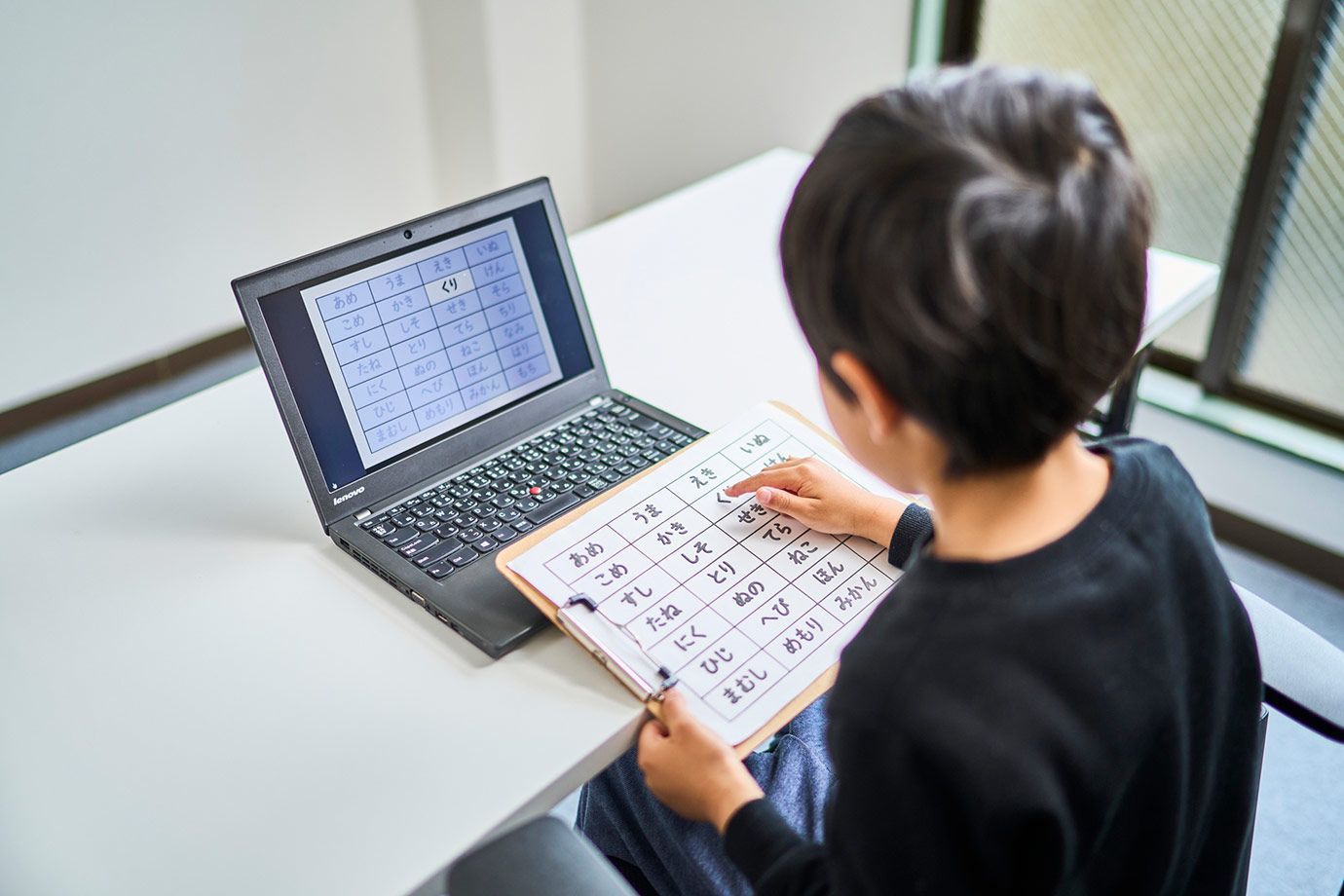 触覚で文字と音をつなぐ「触るグリフ」 負担なく読み書き能力を伸ばす