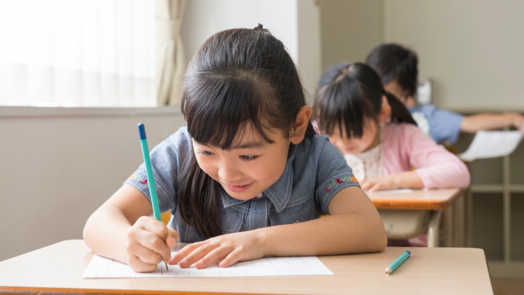 新聞と初めて出会った日 ぼくらはカタカナ探検隊 ひらがな がやっとのはずが 家族のとなりに新聞を 朝日新聞edua