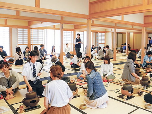独自の「茶道教育」で養う ホスピタリティ精神