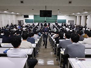 2025年1月の大学入学共通テストで試験開始を待つ受験生