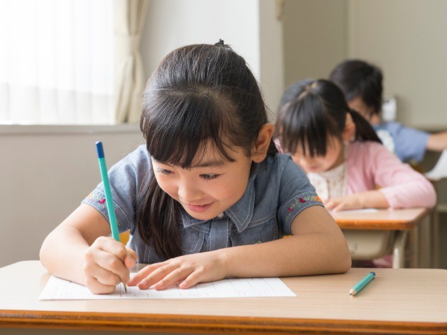 新聞と初めて出会った日 ぼくらはカタカナ探検隊 ひらがな がやっとのはずが 家族のとなりに新聞を 朝日新聞edua