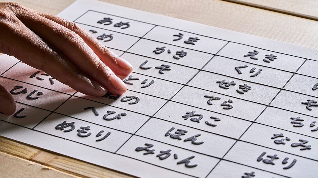 触覚で文字と音をつなぐ「触るグリフ」 負担なく読み書き能力を伸ばす