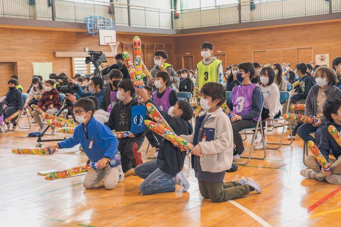 大会を応援する児童たち。白熱した展開に、スティックバルーンを持つ手にも力が入る＝2022年3月、相模原市立谷口台小学校、山内康平氏撮影