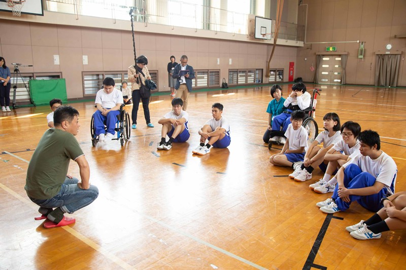 声優 岩田光央 特別授業 広島県立広島中央特別支援学校 イメージする力 が表現を豊かにする 朝日新聞dialog 声の力