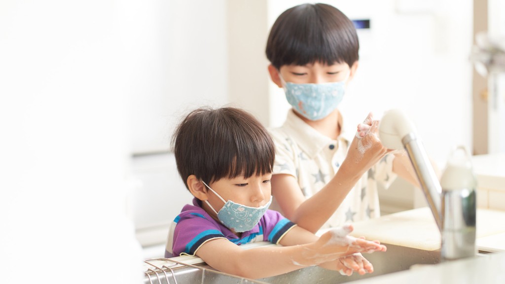 マスク アルコール消毒で肌にかぶれ 子どもの感染対策と皮ふの健康 専門家に聞く 学習と健康 成長 朝日新聞edua